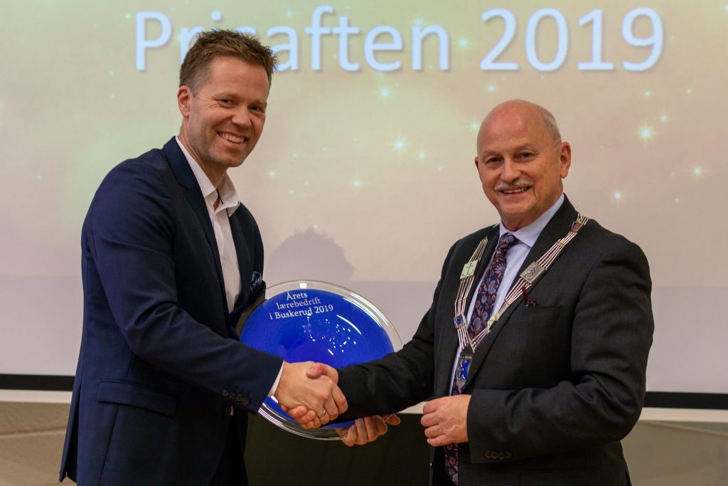 Anders Høiback tar imot prisen for årets lærebedrift