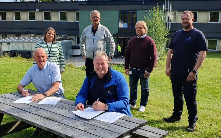 Isachsen signerte kontrakt med Asker kommune -