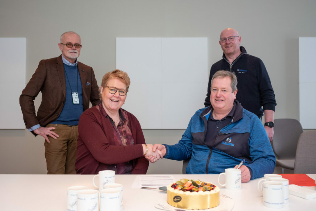 Isachsen signerte kontrakt med Drammen Kommune